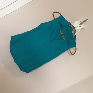 Sleeveless collared top